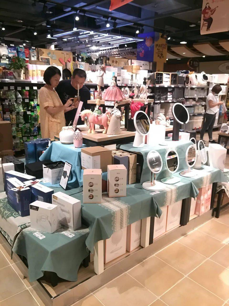 匠心独运，美学呈现——胖东来九月化妆品陈列艺术赏析